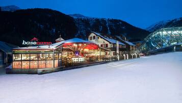 Voorkant accommodatie - avond/nacht