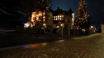 Façade de l’hébergement - soirée/nuit