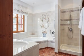 Suite junior | Baño | Ducha, albornoces, zapatillas y toallas