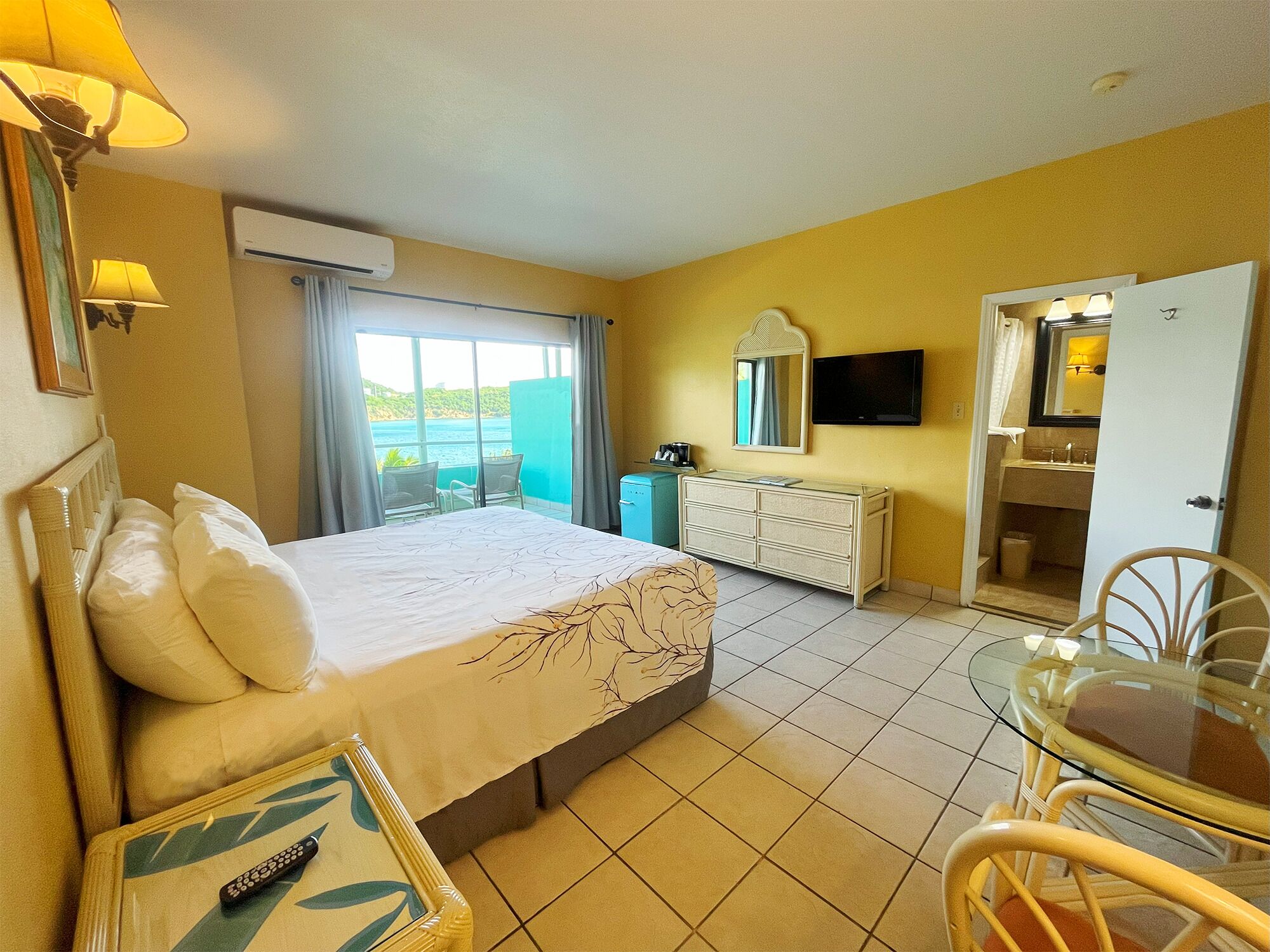 standard room, 1 queen bed, ocean view | 1 bedroom, in-room safe, individually furnished, iron/ironing board