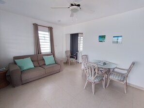 Frangipani | Living area - The Horny Toad Guesthouse (Simpson Bay)