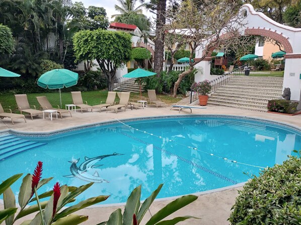 Piscine extérieure, chaises longues