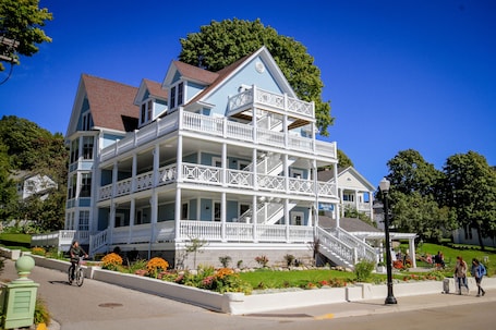 Front of property. Harbour View Inn