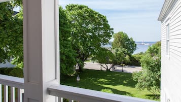 Standardrum - 1 queensize-sÀng - utsikt mot trÀdgÄrden | StrykjÀrn/strykbrÀda, gratis wi-fi och sÀngklÀder