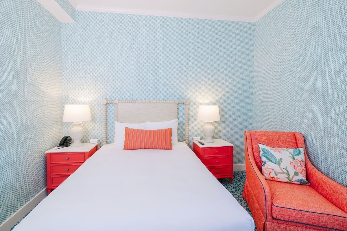 Chambre, 1 grand lit, accessible aux personnes à mobilité réduite, patio | Fer et planche à repasser, accès au Wi-Fi (inclus), literie fournie