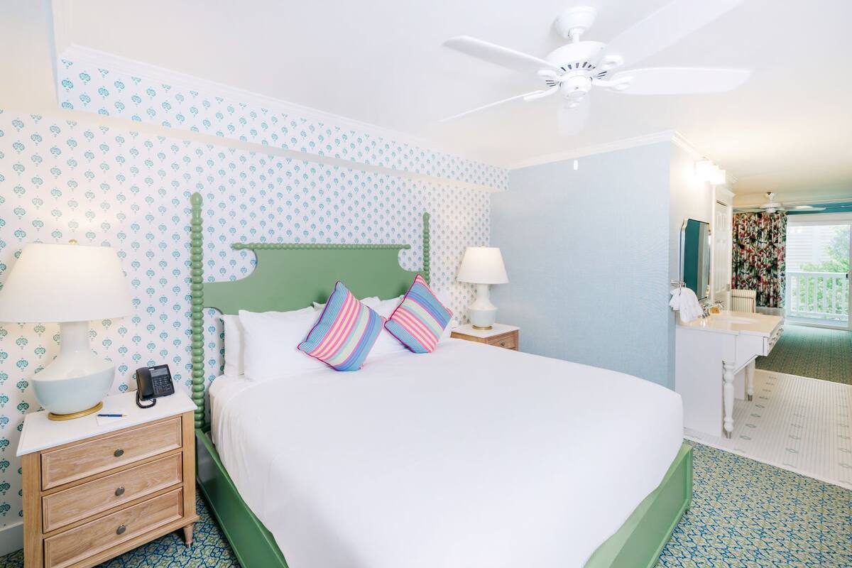 Suite studio Deluxe, 1 très grand lit et 1 canapé-lit, accessible aux personnes à mobilité réduite | Fer et planche à repasser, accès au Wi-Fi (inclus), literie fournie