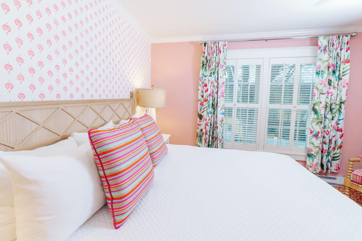 Traditional Room, 1 King Bed | Iron/ironing board, free WiFi, bed sheets