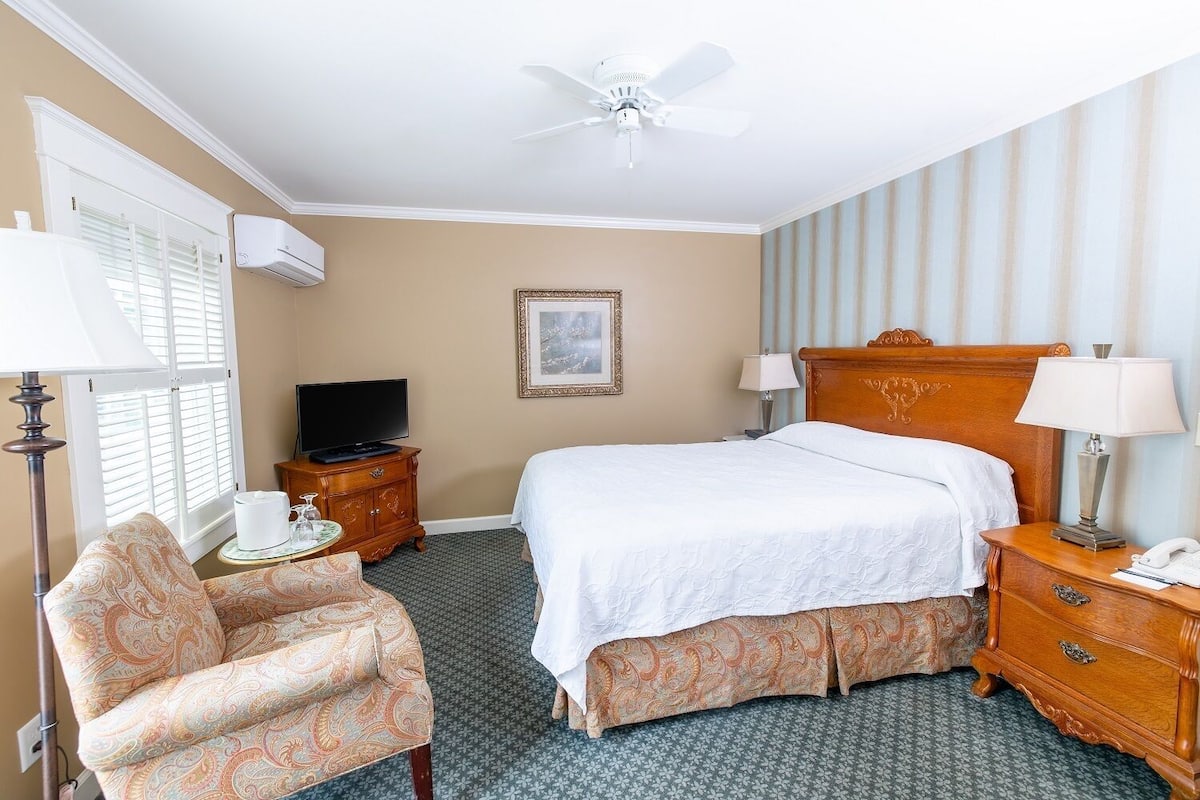 Quarto, 1 cama Queen, sacada, vista para o jardim | Ferros/tábuas de passar roupa, berços grátis, Wi-Fi de cortesia