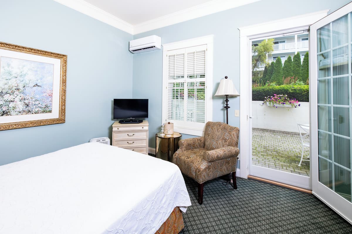 Room, 1 Queen Bed, Mobility Accessible, Patio | Iron/ironing board, free cribs/infant beds, free WiFi, bed sheets