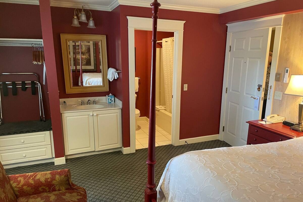 Harbor view-1 Queen Bed | Iron/ironing board, free cribs/infant beds, free WiFi, bed sheets