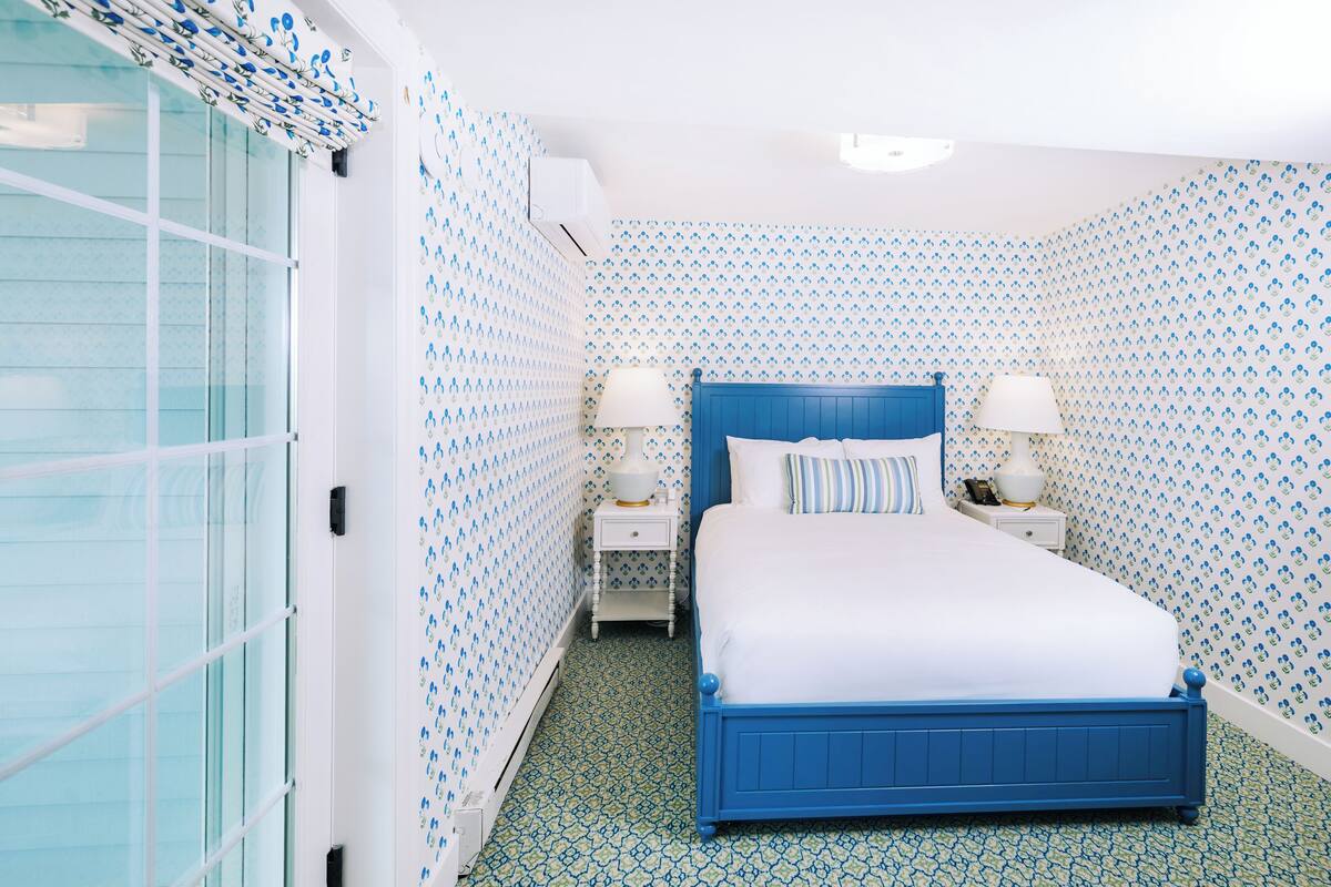 Chambre, 1 grand lit, balcon (Cottage Balcony 1 Queen) | Fer et planche à repasser, accès au Wi-Fi (inclus), literie fournie