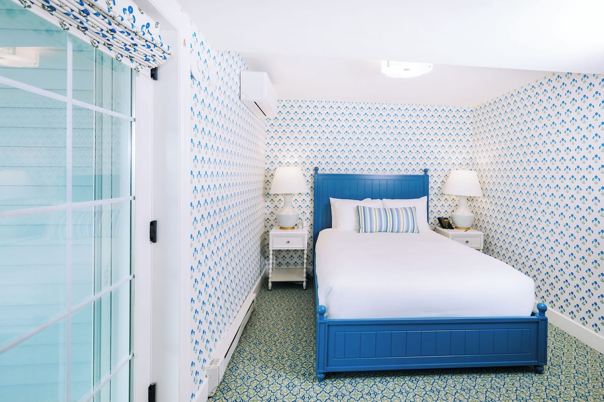 Cottage Balcony 1 Queen | Iron/ironing board, free WiFi, bed sheets
