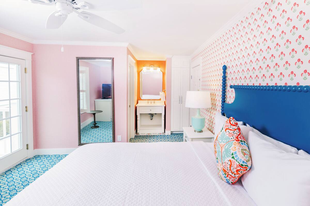 Chambre, 1 très grand lit, patio | Fer et planche à repasser, accès au Wi-Fi (inclus), literie fournie