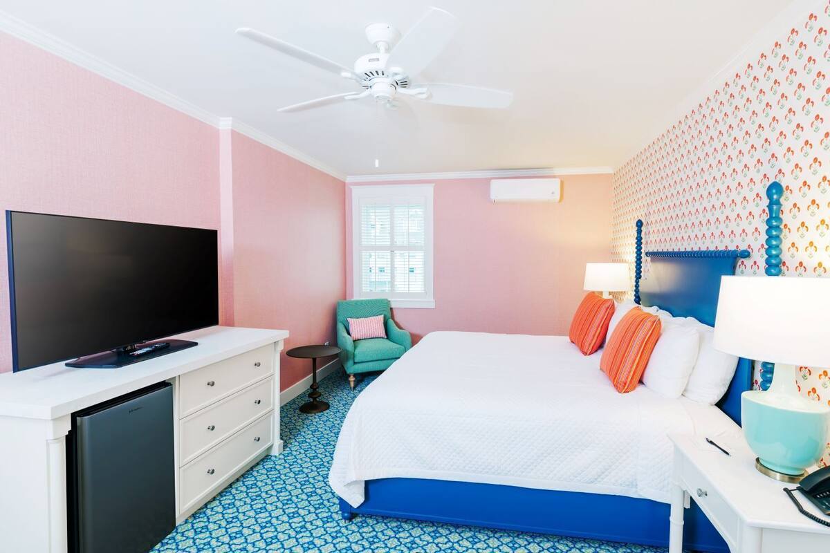 Chambre Standard, 1 très grand lit | Fer et planche à repasser, accès au Wi-Fi (inclus), literie fournie