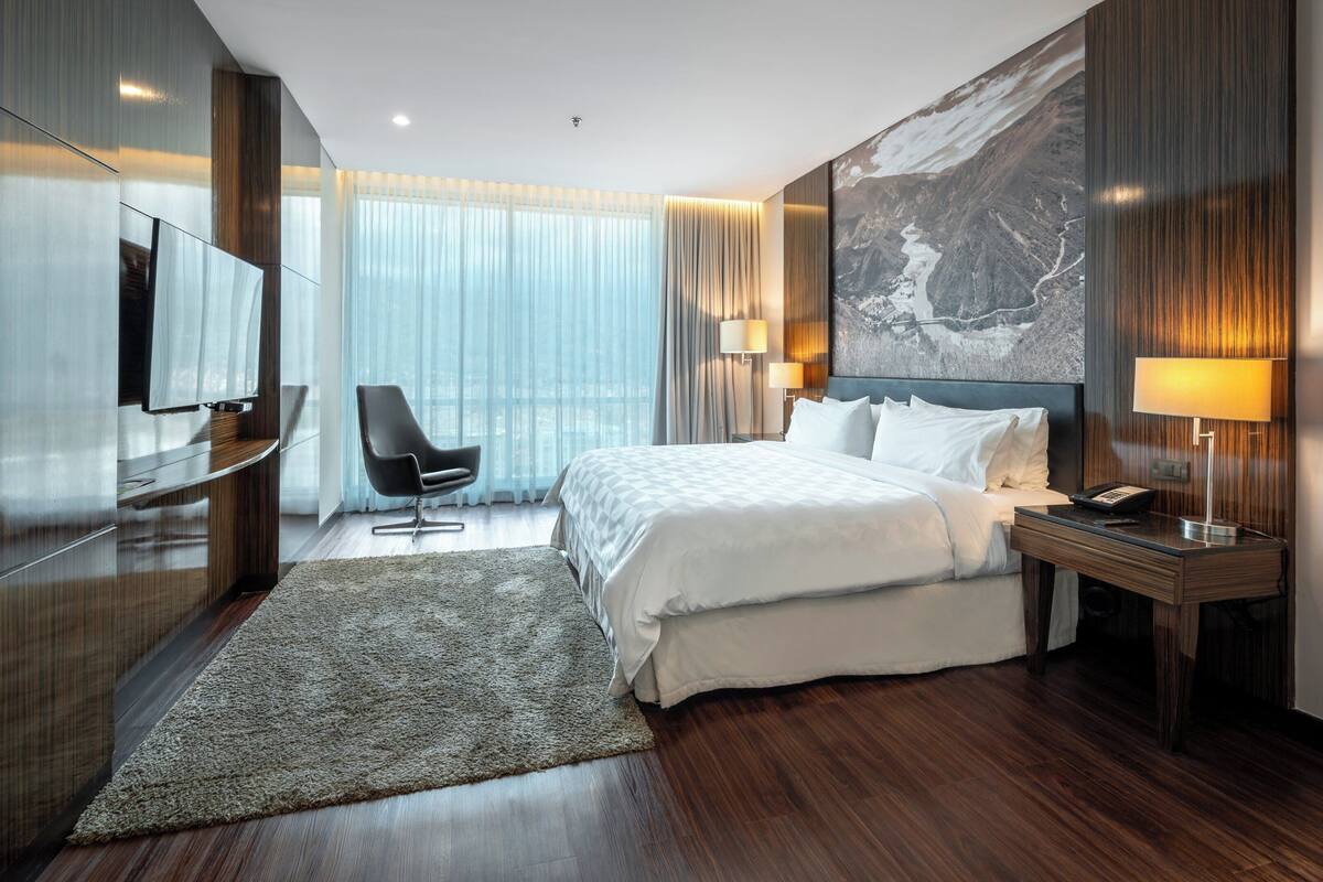 Suite, 1 slaapkamer (Walk-In Shower) | Luxe beddengoed, donsdekens, een minibar, een kluis op de kamer