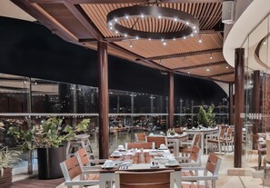 2 restaurants, breakfast, lunch, dinner served; international cuisine  - Holiday Inn Bucaramanga Cacique by IHG (Bucaramanga)