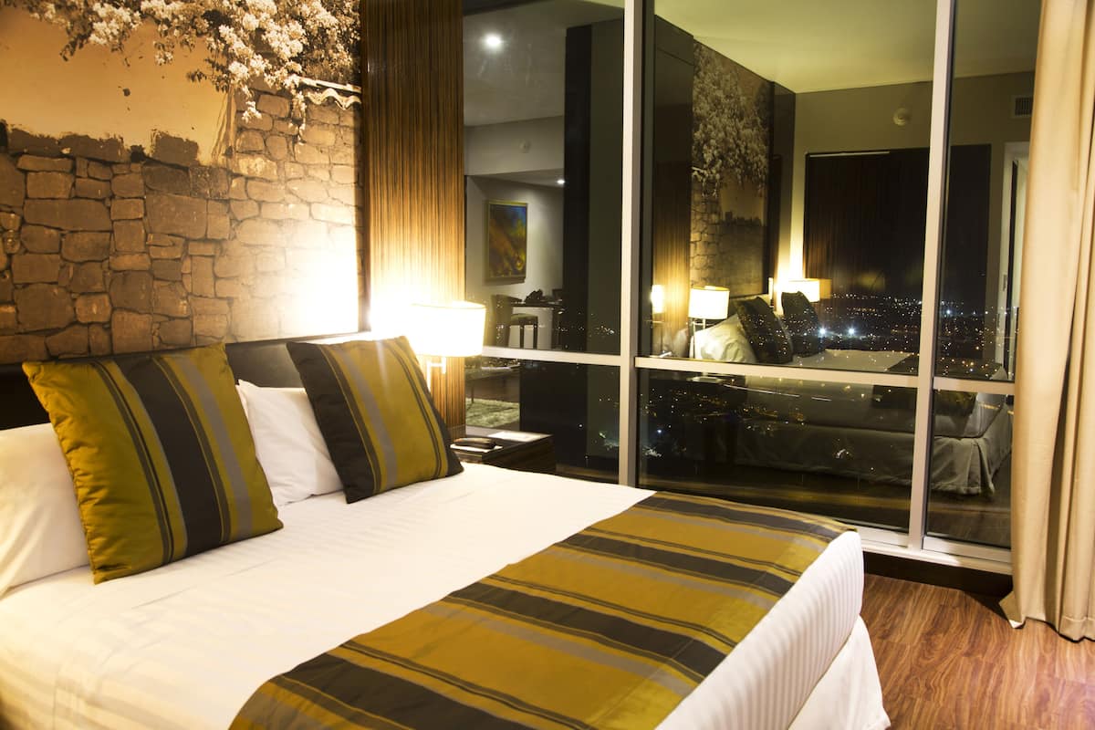 1 bedroom, premium bedding, down duvets, minibar