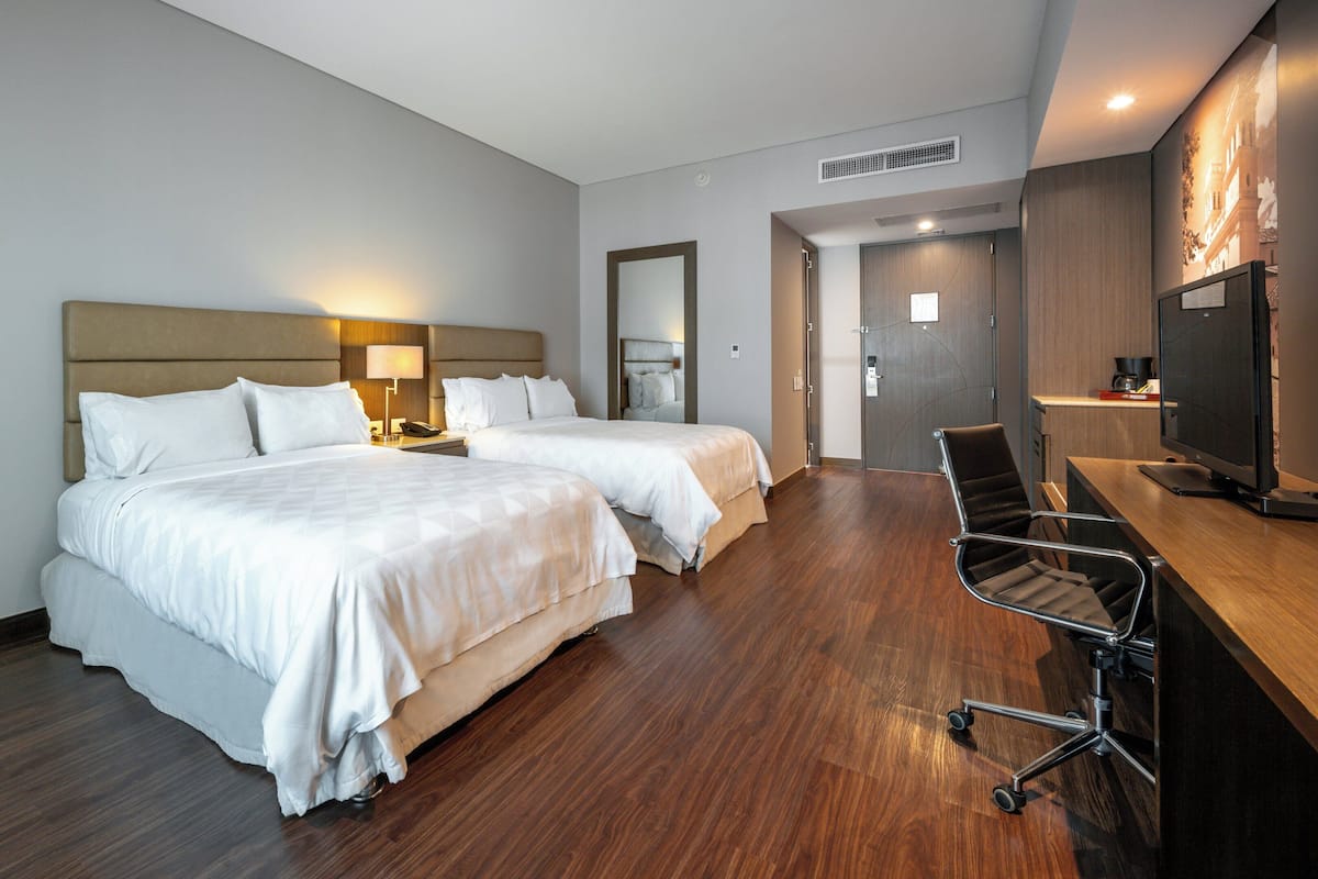 Luxe beddengoed, donsdekens, een minibar, een kluis op de kamer