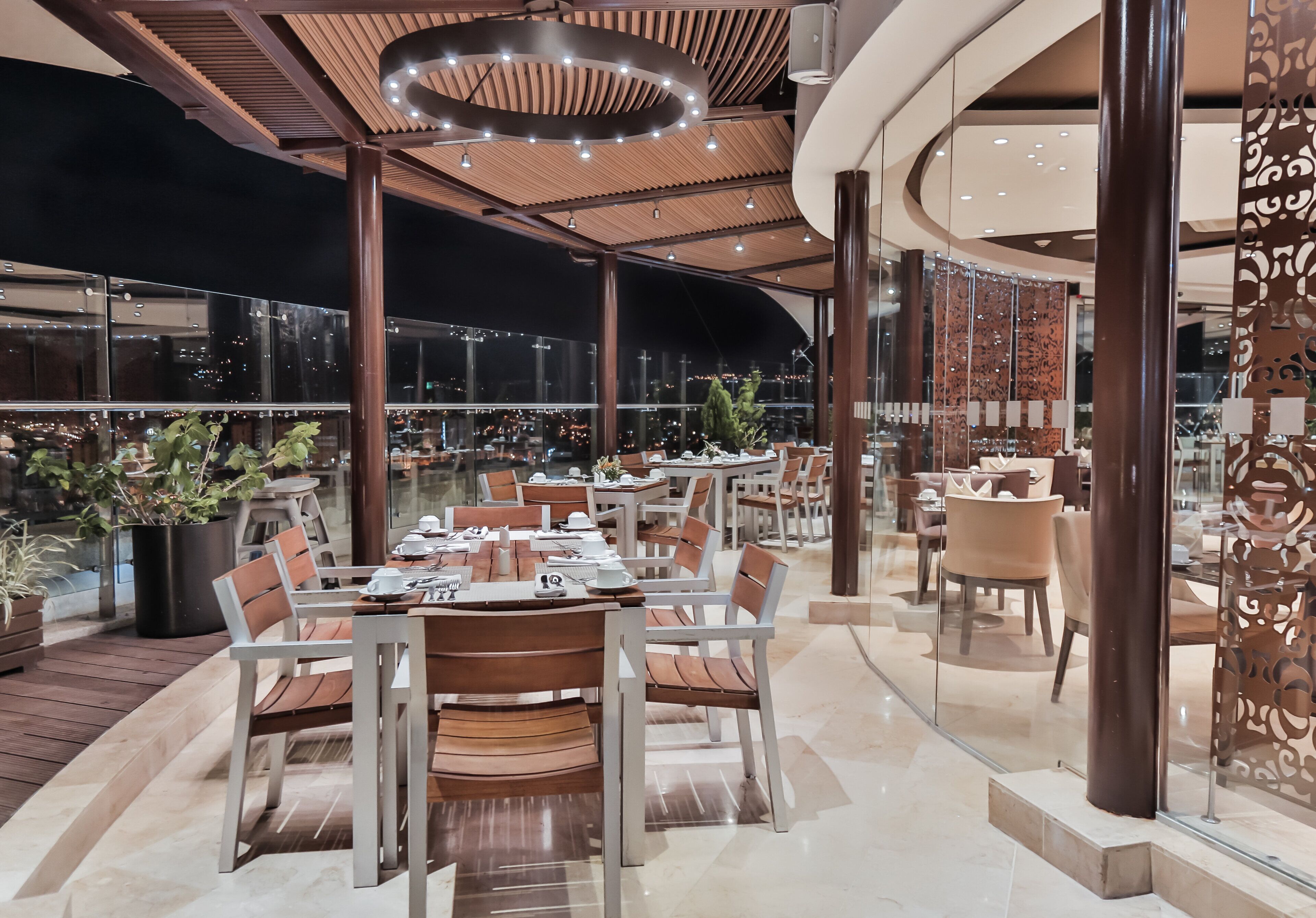 2 restaurants, breakfast, lunch, dinner served; international cuisine