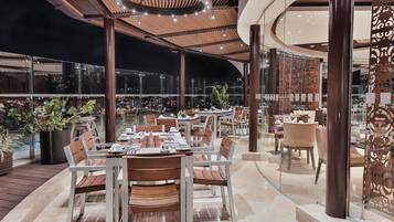 2 restaurants; breakfast, lunch, and dinner served