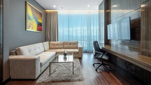Suite, 1 slaapkamer | Luxe beddengoed, donsdekens, een minibar, een kluis op de kamer