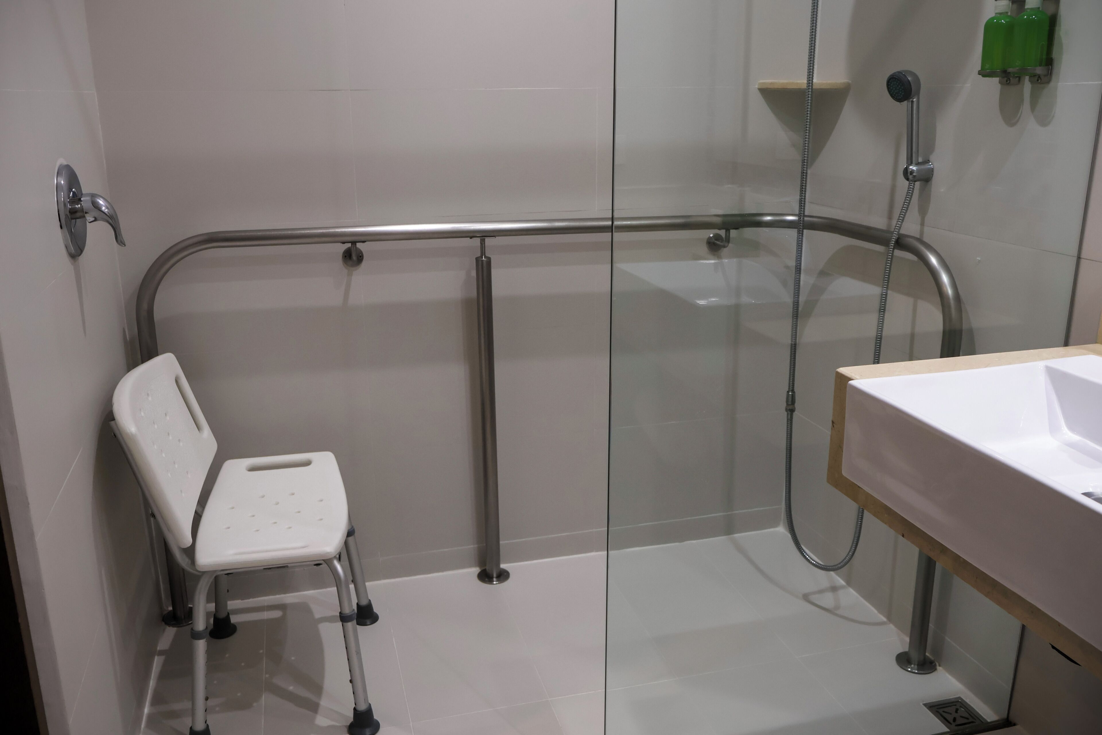 Standard Room, 1 Queen Bed, Accessible | Bathroom | Shower, free toiletries, hair dryer, towels