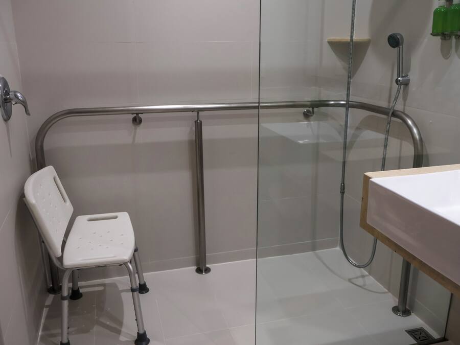 Standard Room, 1 Queen Bed, Accessible | Bathroom | Shower, free toiletries, hair dryer, towels