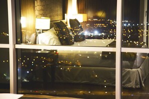 A hotel room with a bed, pillows, and a nightstand with a lamp. - Holiday Inn Bucaramanga Cacique by IHG (Bucaramanga)