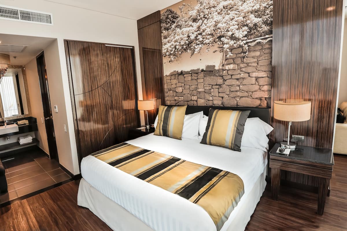 Suite, 1 slaapkamer (Walk-In Shower) | 1 slaapkamer, luxe beddengoed, donzen dekbedden, een minibar
