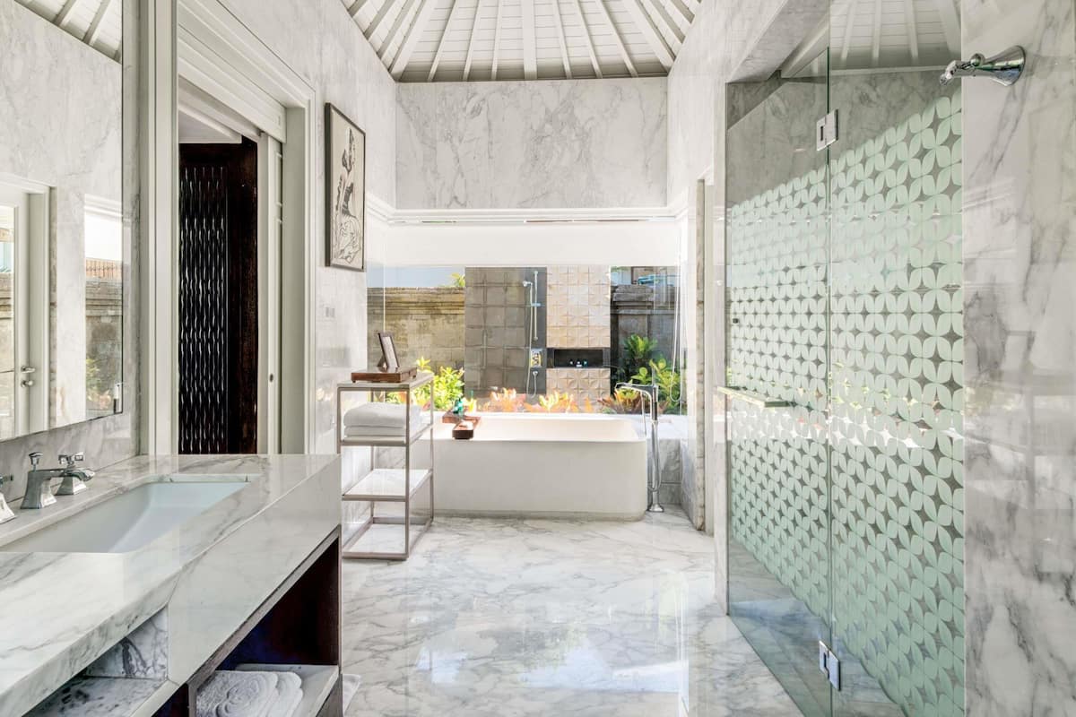 Premium bedding, down comforters, minibar, in-room safe