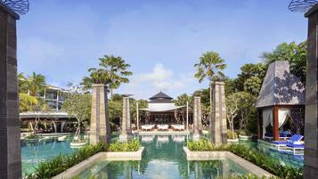 4 outdoor pools, pool umbrellas, pool loungers
