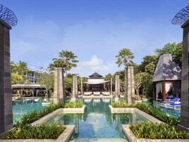 4 piscinas al aire libre, sombrillas, sillones reclinables de piscina