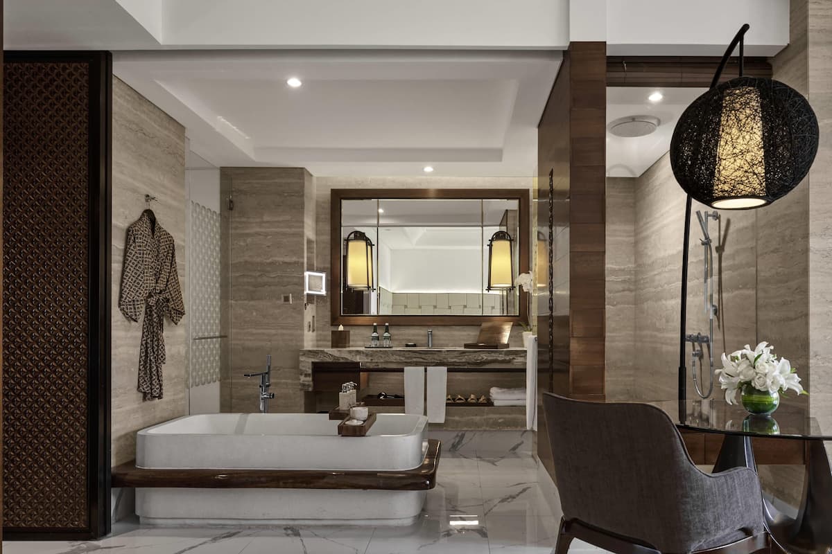 Erillinen kylpyamme ja suihku, syvÀ kylpyamme, designer-hygieniatuotteet