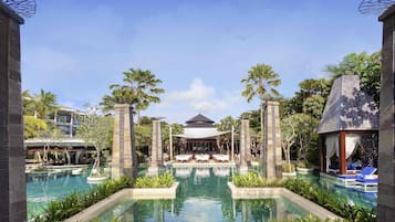 4 outdoor pools, pool umbrellas, pool loungers