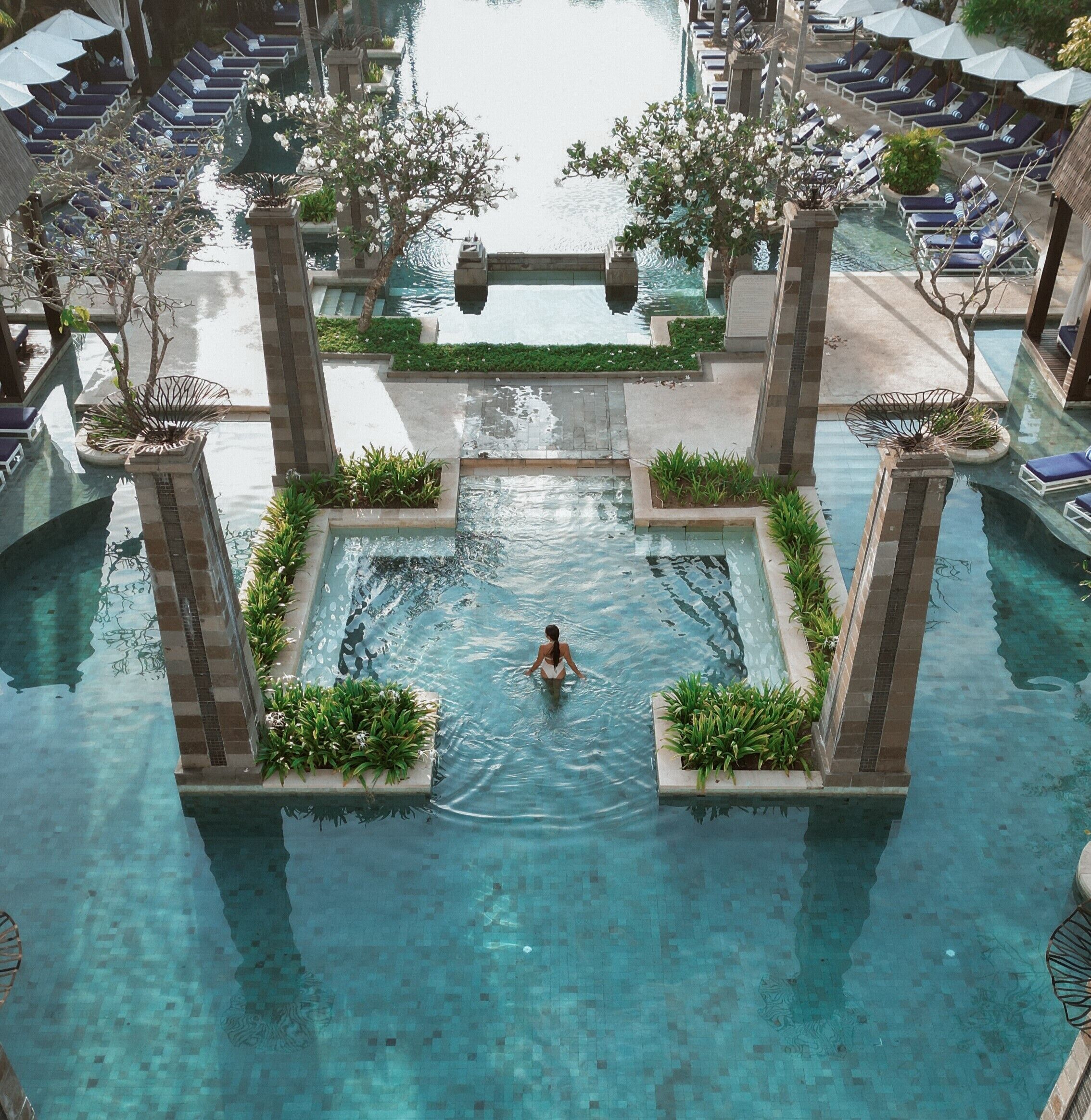 4 outdoor pools, pool umbrellas, pool loungers
