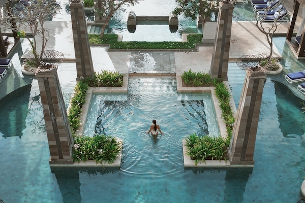 4 outdoor pools, pool umbrellas, pool loungers