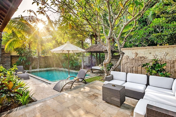 Seprai premium, selimut bulu angsa, minibar, dan brankas