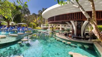 3 bares, bar en la piscina, bar junto a la piscina y bar en la playa