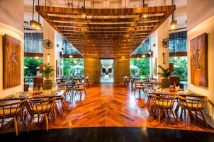 3 restaurantes; se sirve desayuno, almuerzo y cena; cocina asiática