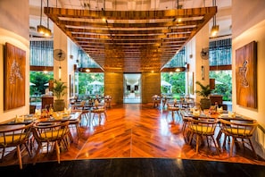 3 restaurants servant le petit déjeuner, spécialités Cuisine asiatique