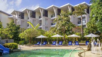 4 outdoor pools, pool umbrellas, pool loungers