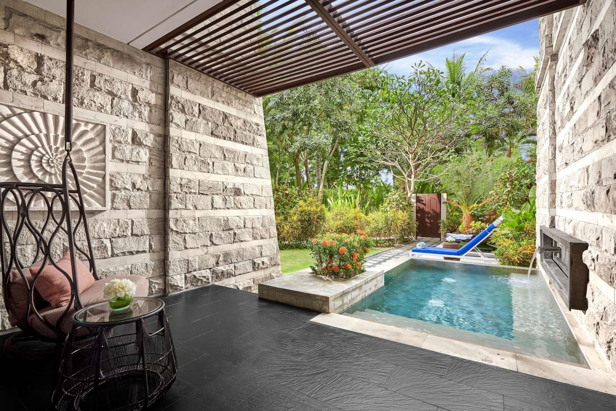 Premium bedding, down comforters, minibar, in-room safe