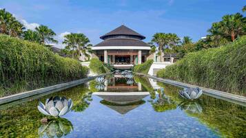 3 bars/lounges, swim-up bar, poolside bar, beach bar