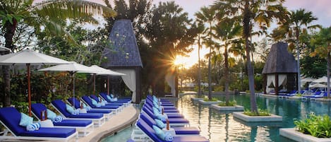 4 outdoor pools, pool umbrellas, pool loungers