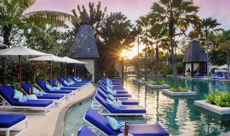 4 outdoor pools, pool umbrellas, sun loungers