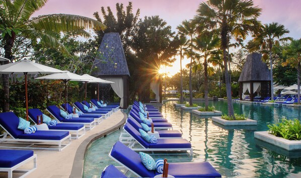 4 piscinas al aire libre, sombrillas, sillones reclinables de piscina