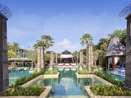 4 piscinas al aire libre, sombrillas, sillones reclinables de piscina