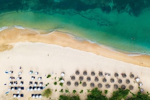 Plage, cabines gratuites, chaises longues, parasols