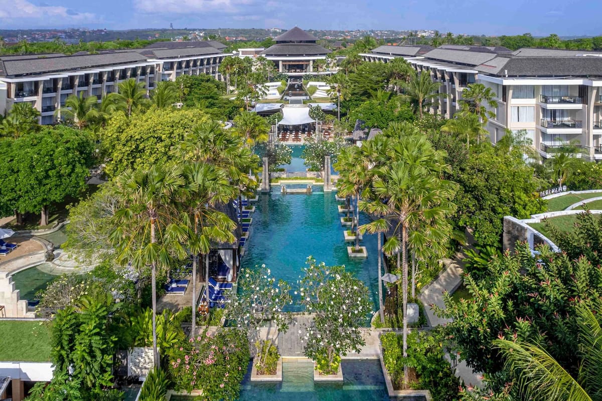 Premium bedding, down comforters, minibar, in-room safe