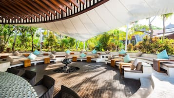 3 bares, bar en la piscina, bar junto a la piscina y bar en la playa